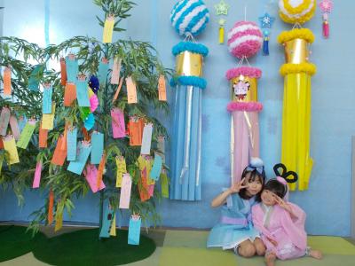 七夕の飾りの写真ブースでポーズする女の子二人