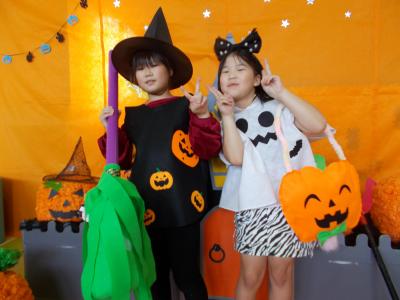 ハロウィンのブースで仮装する女の子ふたり