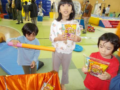 お菓子釣りを楽しむ子どもたち