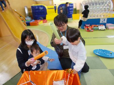 お菓子釣りを楽しむ親子