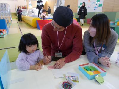 親子で工作する様子