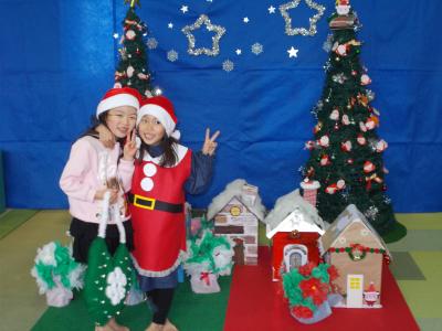 クリスマスのセットでポーズする女の子二人