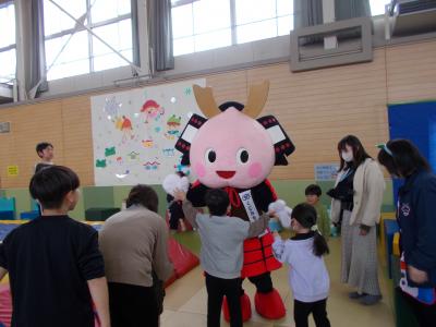 子どもたちと握手するももたん