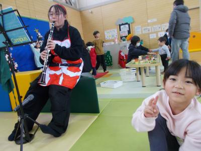 クラリネットを演奏する支援員