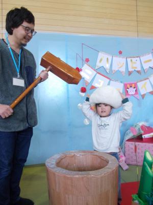 もちつきごっこするお父さんと女の子