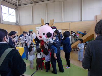 子どもたちとたわむれるももたん
