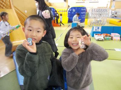 プレゼントをもらってご満悦のきょうだい