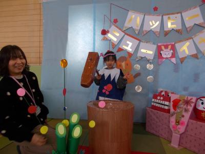 もちつきのセットでポーズするお母さんと女の子