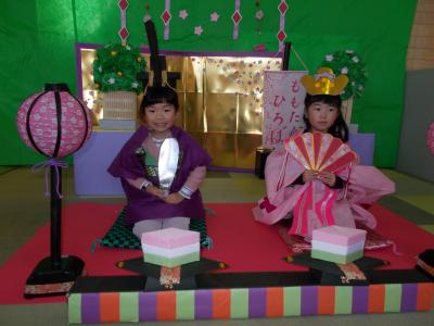 おひなさまとおだいりさまになりきる女の子二人
