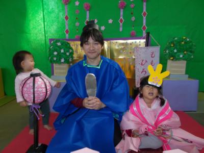 おひなさまとおだいりさまになりきるお父さんと女の子