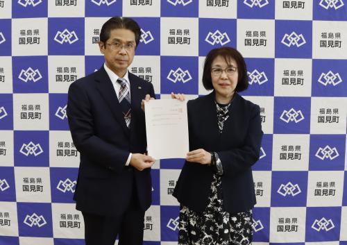 岩崎由美子会長より答申書を受け取る村上町長の写真