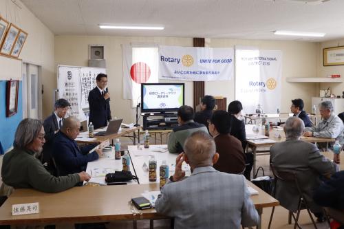 講演する村上町長の写真