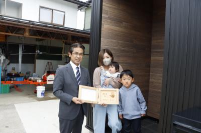 木製フォトフレームを手渡す村上町長