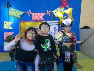 子どもの日のセットの中で仲良し三人組がピース