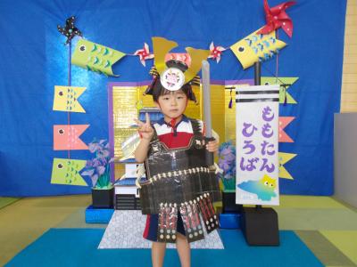 剣をかまえて男の子がパチリ