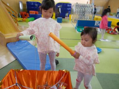 お菓子釣り「うまくつれるかな」